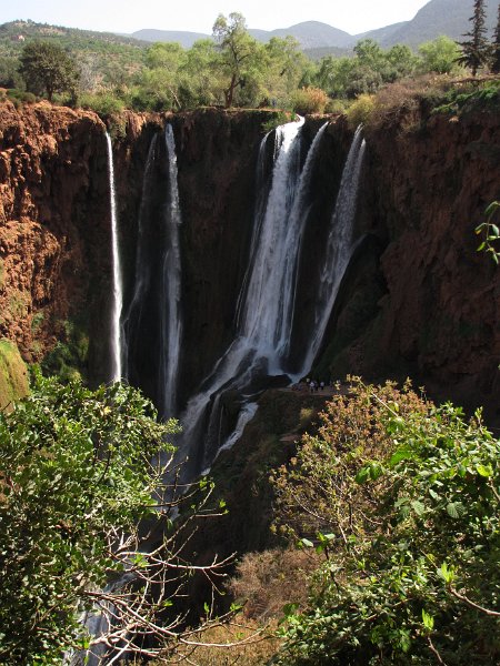 160312_ouzoud waterval.jpg - De watervallen van Ouzoud zijn 110 meter hoog. Het woord Ouzoud is het Berberse woord voor Olijf. De vallei van de waterval bevat namelijk vooral olijfbomen.